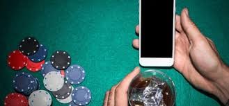 Pengguna melakukan login ke platform hiburan melalui layar ponsel